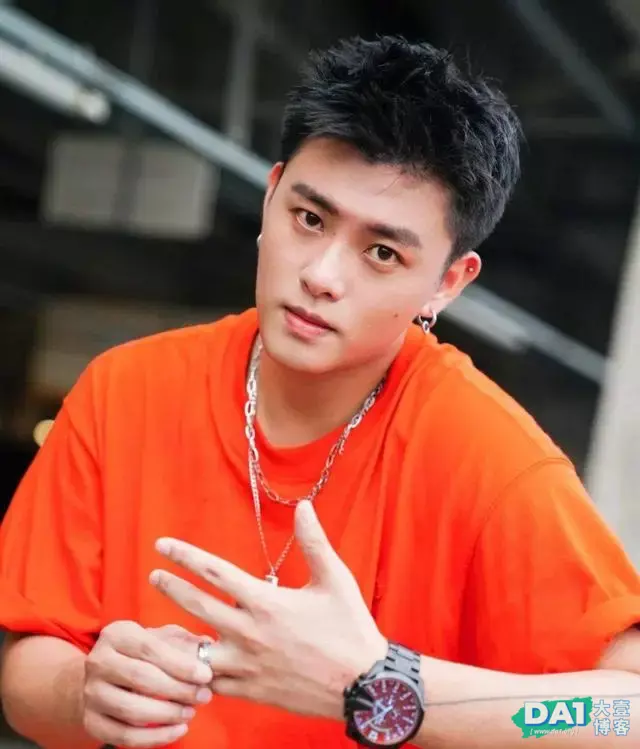 青春有朝气、运动范十足的00后小奶狗,爱自拍的男生浑身都是活力 青春有朝气、运动范十足的00后小奶狗,爱自拍的男生浑身都是活力