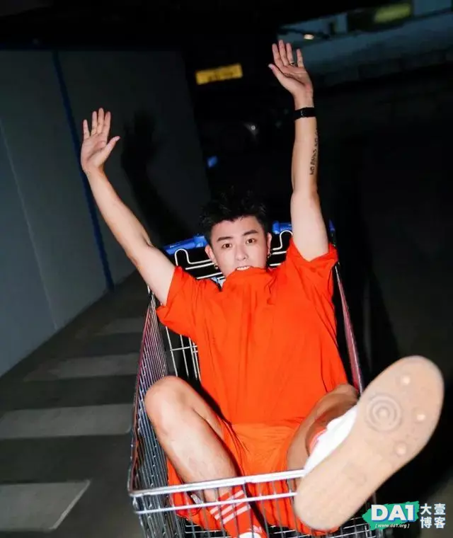 青春有朝气、运动范十足的00后小奶狗,爱自拍的男生浑身都是活力 青春有朝气、运动范十足的00后小奶狗,爱自拍的男生浑身都是活力