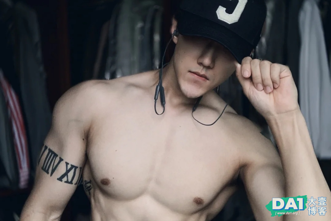 身材结实硬朗的气质型男，薄薄的腹肌性感有力量，白净肌肤显阳刚-大壹博客