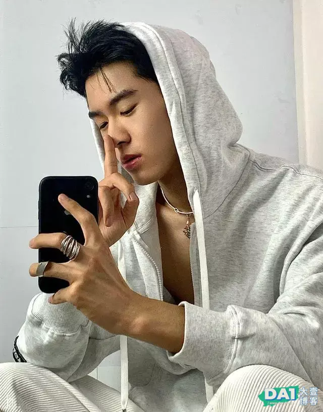 白净斯文、青春帅气的00后小奶狗,撩人的自拍照片,时尚感十足! 白净斯文、青春帅气的00后小奶狗,撩人的自拍照片,时尚感十足!