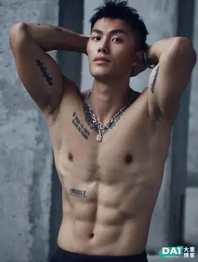 健壮的身材结实的肌肉,性感腹肌让人着迷,这才是男人该有的气质 健壮的身材结实的肌肉,性感腹肌让人着迷,这才是男人该有的气质