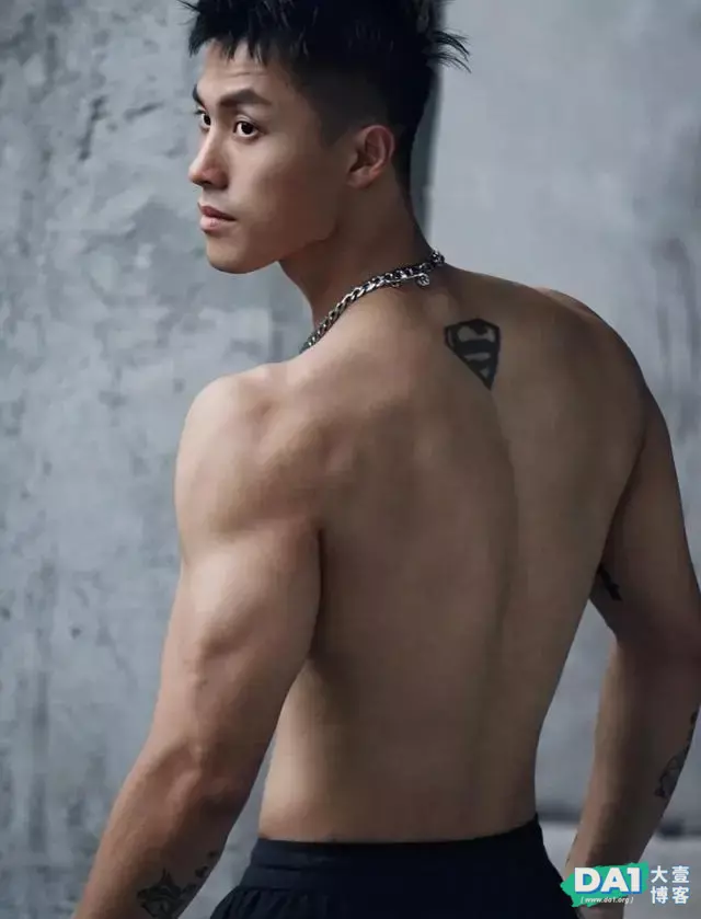 健壮的身材结实的肌肉,性感腹肌让人着迷,这才是男人该有的气质 健壮的身材结实的肌肉,性感腹肌让人着迷,这才是男人该有的气质