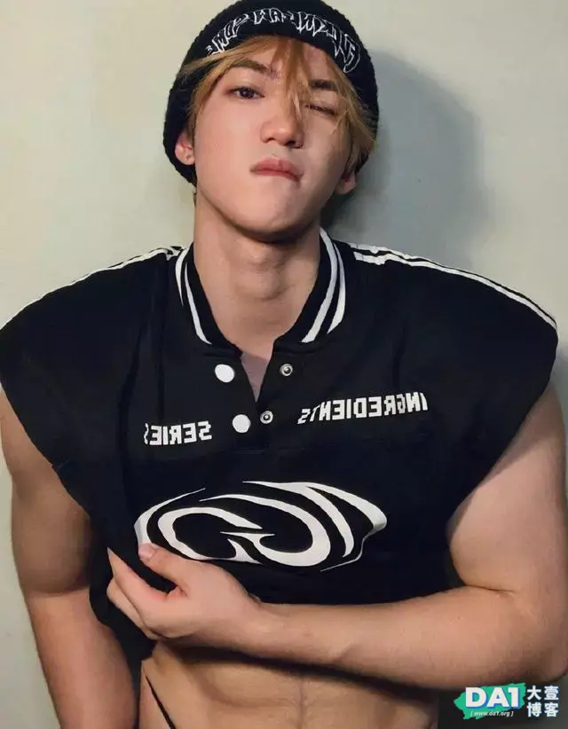 健壮身材、奶味容颜的00后小哥哥,白皙肌肤呈现可爱、呆萌气质! 健壮身材、奶味容颜的00后小哥哥,白皙肌肤呈现可爱、呆萌气质!