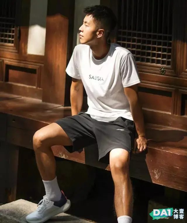 清爽干净的00后运动型男,喜欢晨跑男生有活力,画面唯美、清新! 清爽干净的00后运动型男,喜欢晨跑男生有活力,画面唯美、清新!