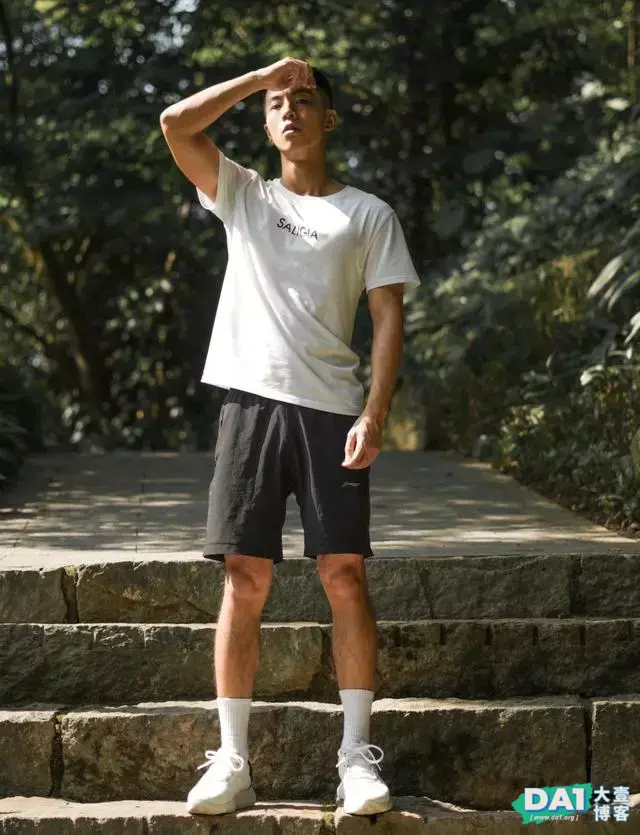 清爽干净的00后运动型男,喜欢晨跑男生有活力,画面唯美、清新! 清爽干净的00后运动型男,喜欢晨跑男生有活力,画面唯美、清新!