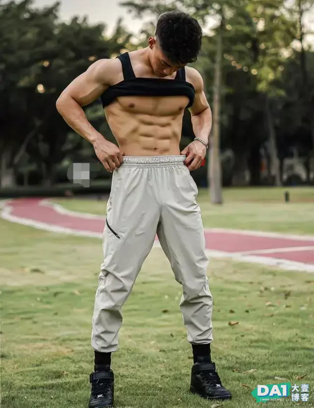 清爽干净的00后运动型男,喜欢晨跑男生有活力,画面唯美、清新! 清爽干净的00后运动型男,喜欢晨跑男生有活力,画面唯美、清新!