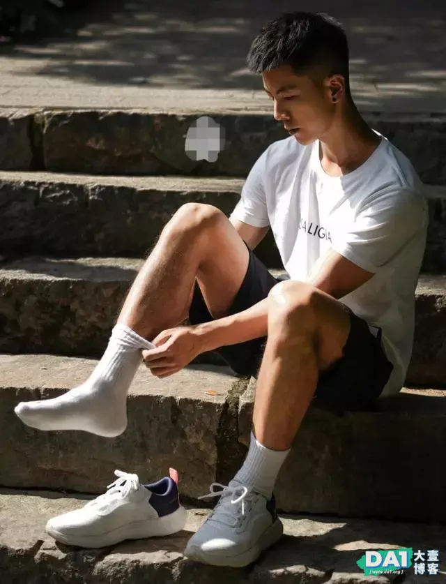 清爽干净的00后运动型男,喜欢晨跑男生有活力,画面唯美、清新! 清爽干净的00后运动型男,喜欢晨跑男生有活力,画面唯美、清新!