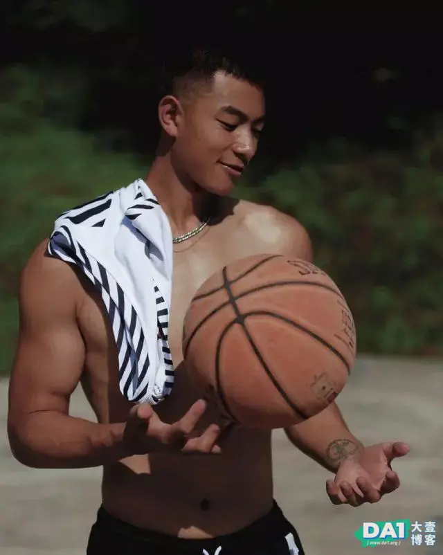 生活中常见的运动型小哥哥,阳光青春,果然好看的男生都在操场上 生活中常见的运动型小哥哥,阳光青春,果然好看的男生都在操场上