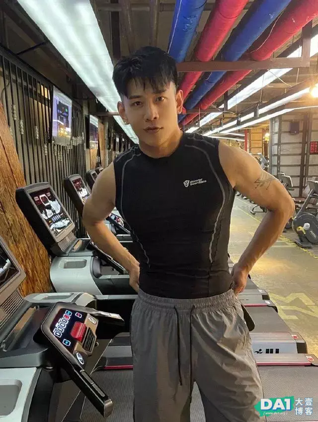 健身小哥有气质,痞坏容颜超迷人,身穿黑色修身服的体育生,有范 健身小哥有气质,痞坏容颜超迷人,身穿黑色修身服的体育生,有范
