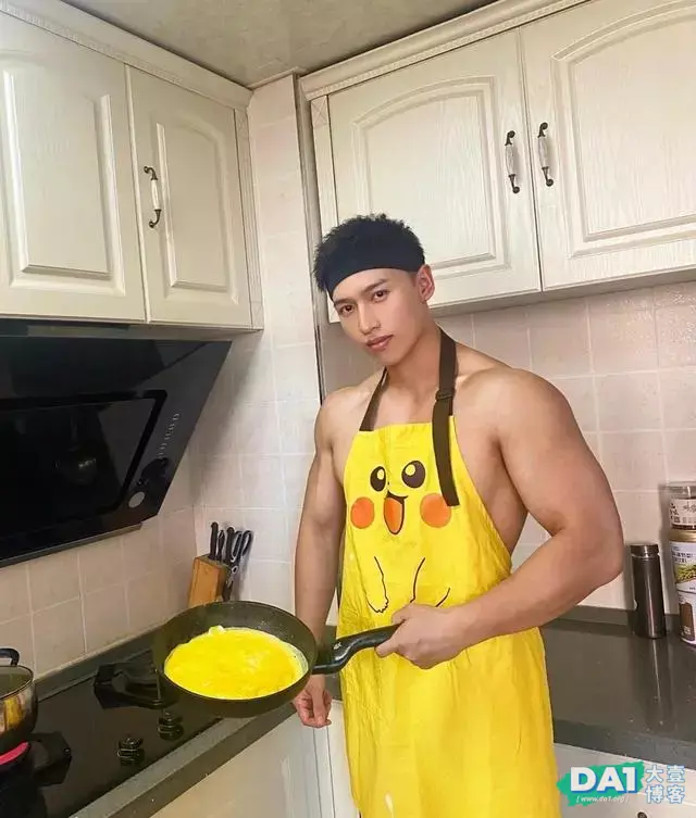 身材健硕的美食小哥,有颜值身材好,主要会做饭,男友的最佳人选 身材健硕的美食小哥,有颜值身材好,主要会做饭,男友的最佳人选