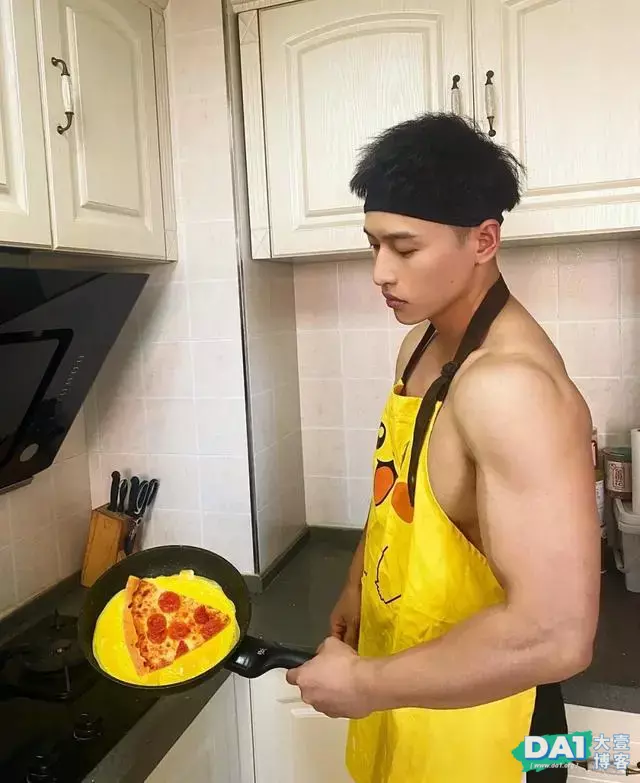身材健硕的美食小哥,有颜值身材好,主要会做饭,男友的最佳人选 身材健硕的美食小哥,有颜值身材好,主要会做饭,男友的最佳人选