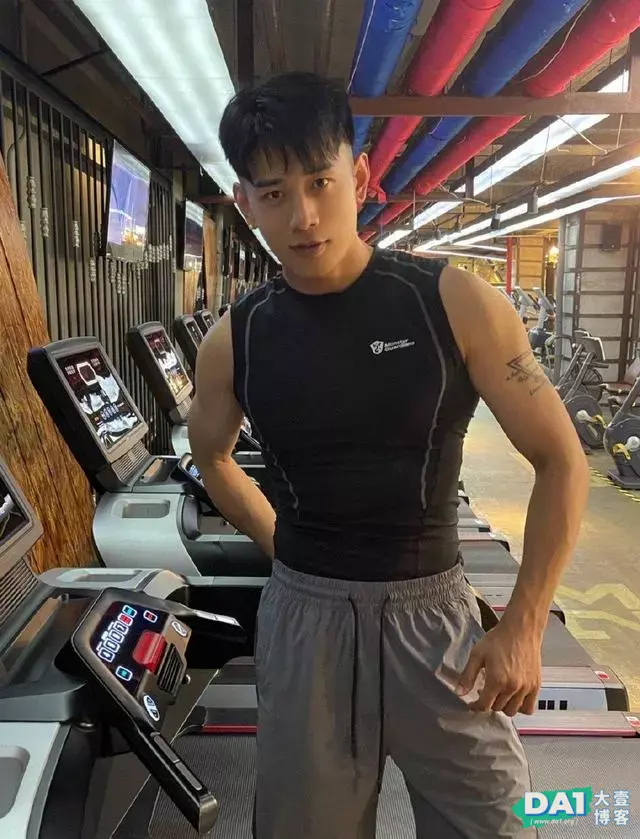 健身小哥有气质,痞坏容颜超迷人,身穿黑色修身服的体育生,有范 健身小哥有气质,痞坏容颜超迷人,身穿黑色修身服的体育生,有范