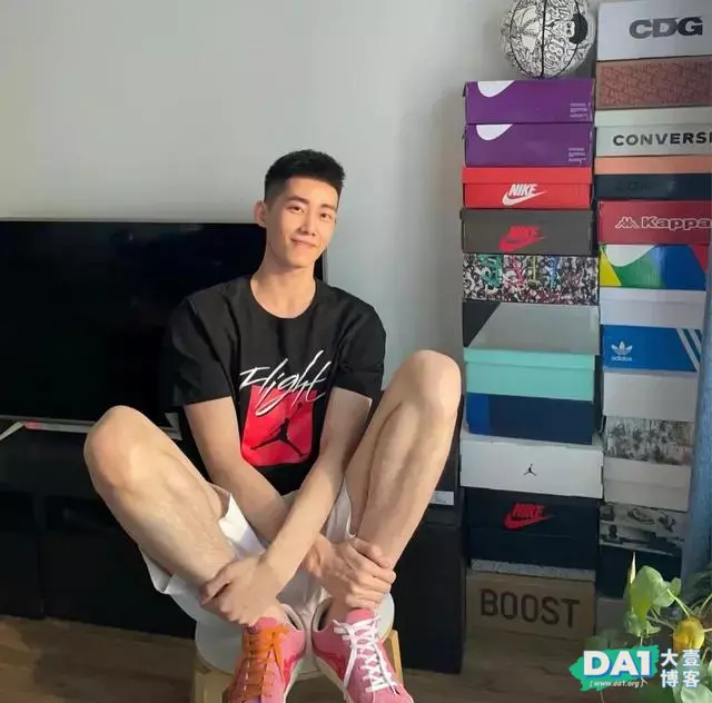 奶味十足的寸发小哥哥,00后男生的炫酷穿搭,个性时尚,穿出青春 奶味十足的寸发小哥哥,00后男生的炫酷穿搭,个性时尚,穿出青春