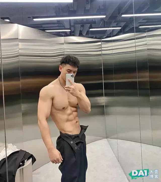 身材健硕的美食小哥,有颜值身材好,主要会做饭,男友的最佳人选 身材健硕的美食小哥,有颜值身材好,主要会做饭,男友的最佳人选