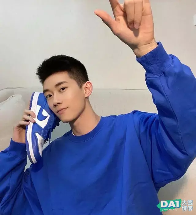 斯文清秀、爱笑小奶狗,一张英俊可人的脸,少年感十足的帅弟弟! 斯文清秀、爱笑小奶狗,一张英俊可人的脸,少年感十足的帅弟弟!