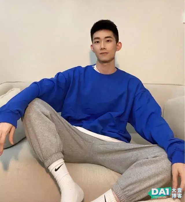 斯文清秀、爱笑小奶狗,一张英俊可人的脸,少年感十足的帅弟弟! 斯文清秀、爱笑小奶狗,一张英俊可人的脸,少年感十足的帅弟弟!