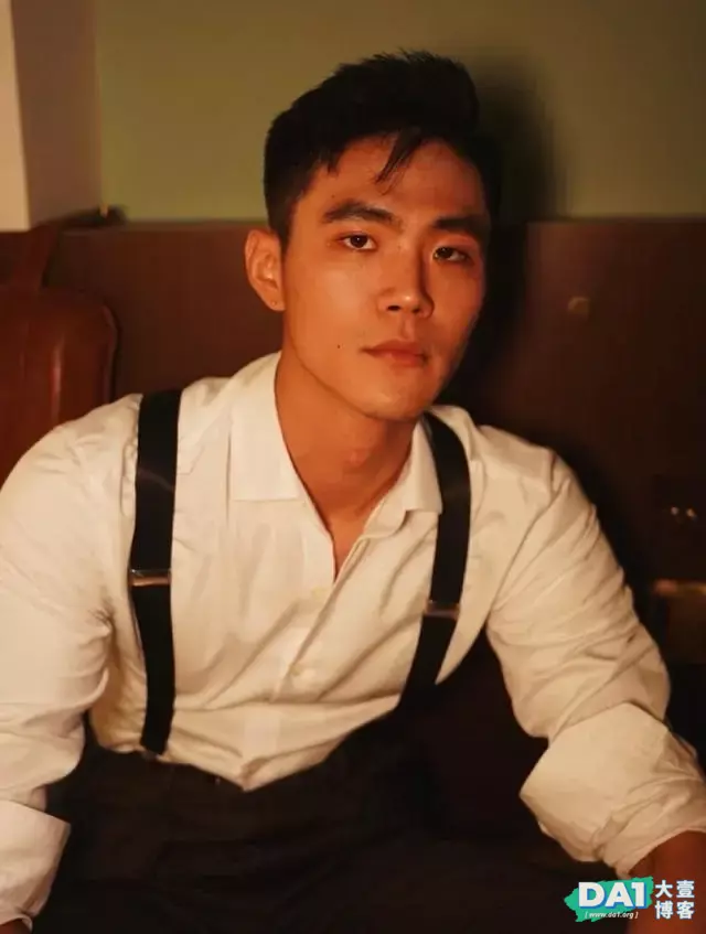 阳刚帅气正装小哥哥,健壮的身材穿修身衬衫,凹凸有致更显魅力! 阳刚帅气正装小哥哥,健壮的身材穿修身衬衫,凹凸有致更显魅力!