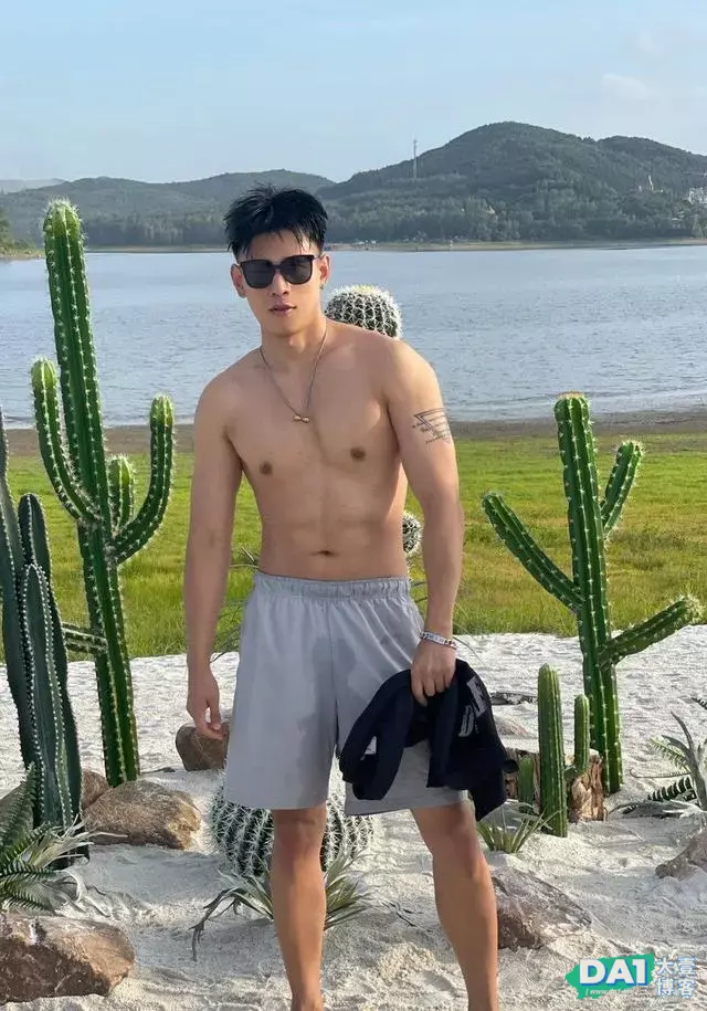 酷帅的阳刚体育生,享受着海风与阳光的沐浴,懂生活的男生有魅力 酷帅的阳刚体育生,享受着海风与阳光的沐浴,懂生活的男生有魅力