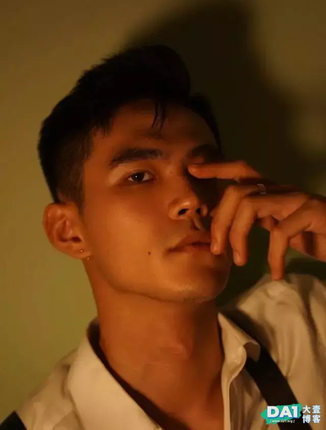 阳刚帅气正装小哥哥,健壮的身材穿修身衬衫,凹凸有致更显魅力! 阳刚帅气正装小哥哥,健壮的身材穿修身衬衫,凹凸有致更显魅力!