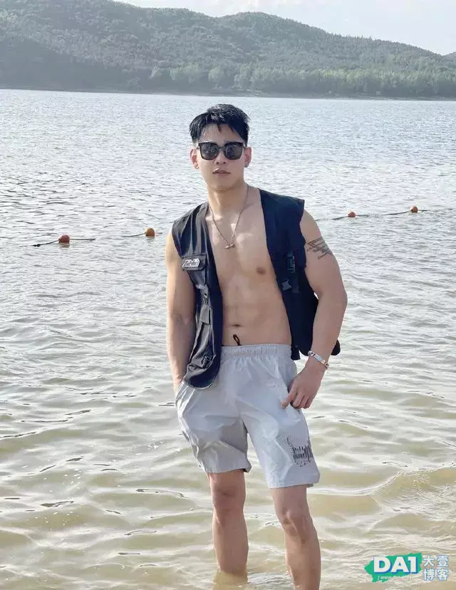 酷帅的阳刚体育生,享受着海风与阳光的沐浴,懂生活的男生有魅力 酷帅的阳刚体育生,享受着海风与阳光的沐浴,懂生活的男生有魅力