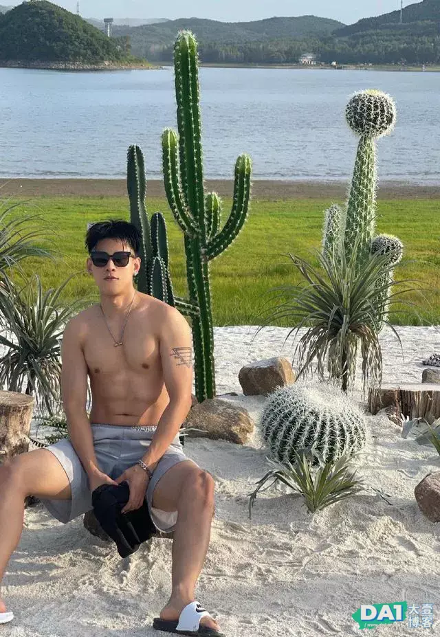 酷帅的阳刚体育生,享受着海风与阳光的沐浴,懂生活的男生有魅力 酷帅的阳刚体育生,享受着海风与阳光的沐浴,懂生活的男生有魅力