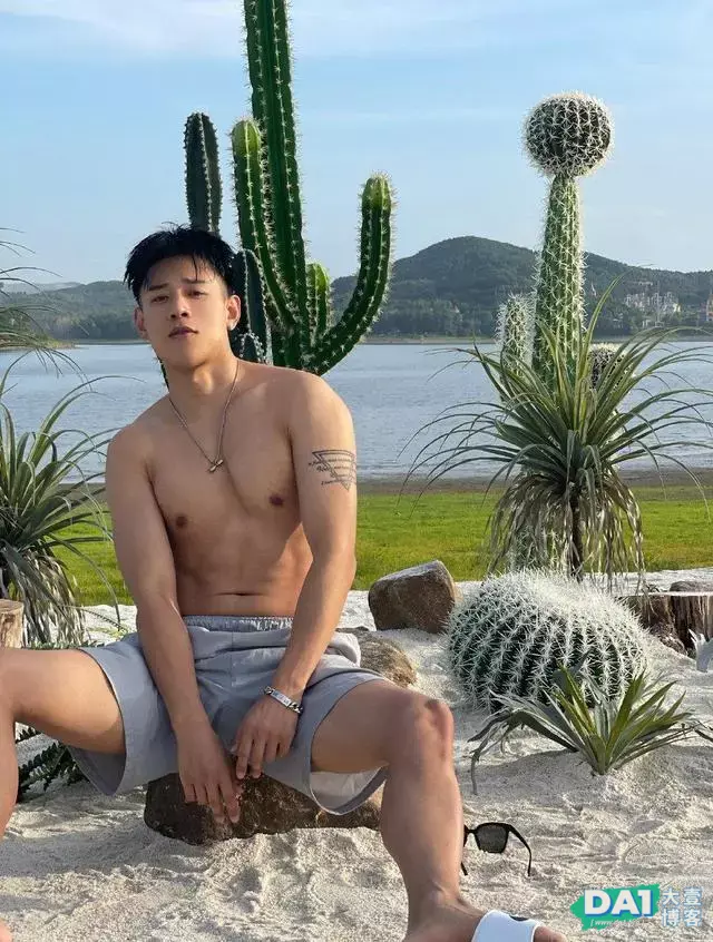 酷帅的阳刚体育生,享受着海风与阳光的沐浴,懂生活的男生有魅力 酷帅的阳刚体育生,享受着海风与阳光的沐浴,懂生活的男生有魅力