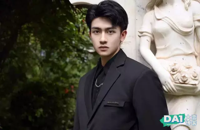 禁欲系青春帅气小哥哥,纯色正装穿搭风格,你的奶味男友请签收! 禁欲系青春帅气小哥哥,纯色正装穿搭风格,你的奶味男友请签收!