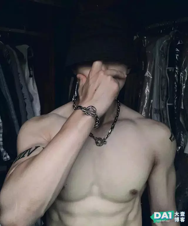 肌肤白如脂,肌肉结实阳刚的英俊男生,黑白系写真更显凹凸身材! 肌肤白如脂,肌肉结实阳刚的英俊男生,黑白系写真更显凹凸身材!