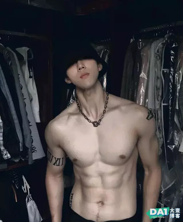 肌肤白如脂,肌肉结实阳刚的英俊男生,黑白系写真更显凹凸身材! 肌肤白如脂,肌肉结实阳刚的英俊男生,黑白系写真更显凹凸身材!