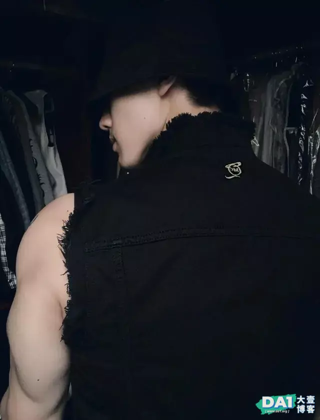 肌肤白如脂,肌肉结实阳刚的英俊男生,黑白系写真更显凹凸身材! 肌肤白如脂,肌肉结实阳刚的英俊男生,黑白系写真更显凹凸身材!