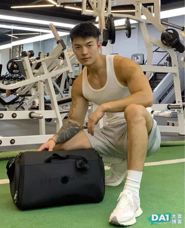 行走的青春荷尔蒙,这样的极品身材肌肉小狼狗,酷帅到停不下来! 行走的青春荷尔蒙,这样的极品身材肌肉小狼狗,酷帅到停不下来!