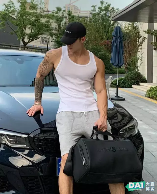 行走的青春荷尔蒙,这样的极品身材肌肉小狼狗,酷帅到停不下来! 行走的青春荷尔蒙,这样的极品身材肌肉小狼狗,酷帅到停不下来!