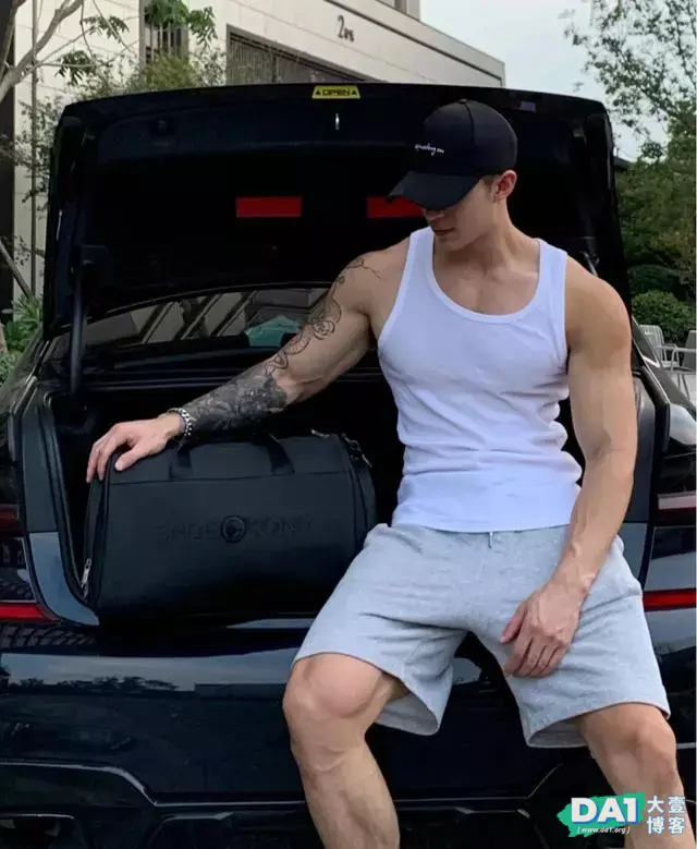 行走的青春荷尔蒙,这样的极品身材肌肉小狼狗,酷帅到停不下来! 行走的青春荷尔蒙,这样的极品身材肌肉小狼狗,酷帅到停不下来!
