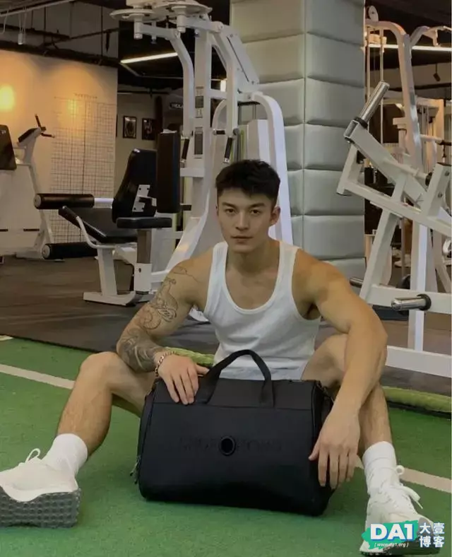 行走的青春荷尔蒙,这样的极品身材肌肉小狼狗,酷帅到停不下来! 行走的青春荷尔蒙,这样的极品身材肌肉小狼狗,酷帅到停不下来!