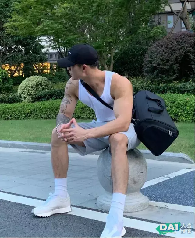 行走的青春荷尔蒙,这样的极品身材肌肉小狼狗,酷帅到停不下来! 行走的青春荷尔蒙,这样的极品身材肌肉小狼狗,酷帅到停不下来!