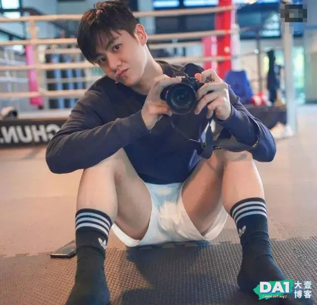 当文艺小奶狗都穿上运动长袜时,原来腿长的小哥哥还有这样的优点 当文艺小奶狗都穿上运动长袜时,原来腿长的小哥哥还有这样的优点