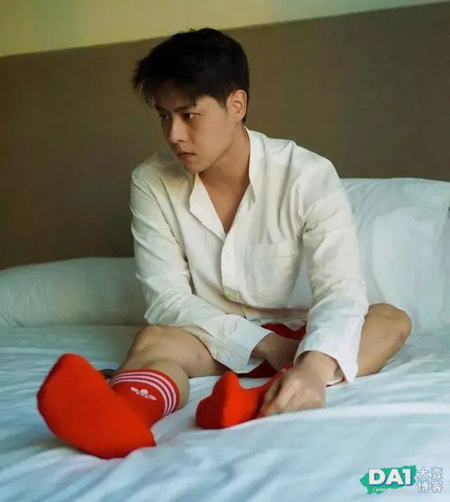 当文艺小奶狗都穿上运动长袜时,原来腿长的小哥哥还有这样的优点 当文艺小奶狗都穿上运动长袜时,原来腿长的小哥哥还有这样的优点