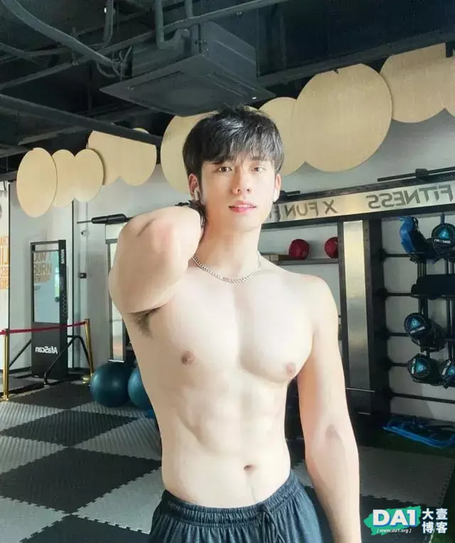 完美身材的肌肉小奶狗,高颜值,身材更让人嫉妒,你的男友请签收 完美身材的肌肉小奶狗,高颜值,身材更让人嫉妒,你的男友请签收