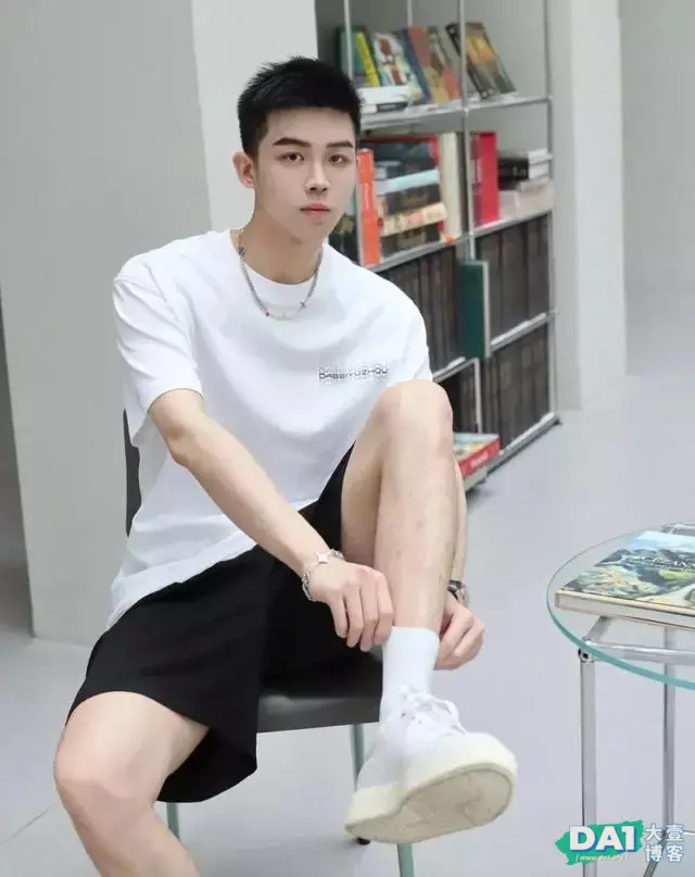 元气满满的清爽小奶狗,少年安静而美好,总给人一种干净的少年感 元气满满的清爽小奶狗,少年安静而美好,总给人一种干净的少年感