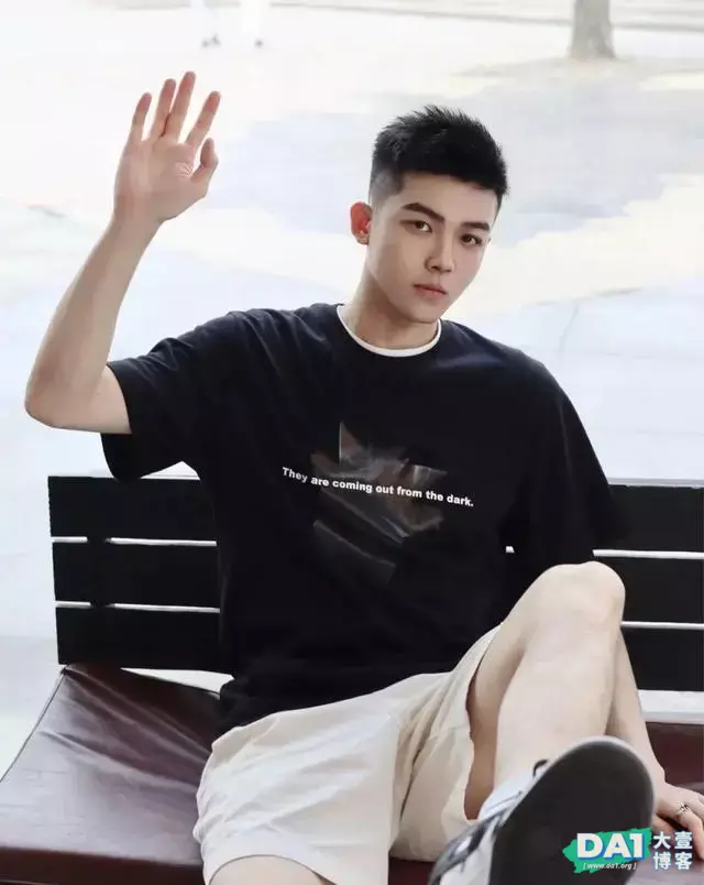 元气满满的清爽小奶狗,少年安静而美好,总给人一种干净的少年感 元气满满的清爽小奶狗,少年安静而美好,总给人一种干净的少年感
