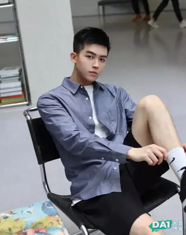 元气满满的清爽小奶狗,少年安静而美好,总给人一种干净的少年感 元气满满的清爽小奶狗,少年安静而美好,总给人一种干净的少年感