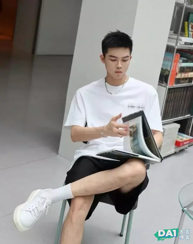 元气满满的清爽小奶狗,少年安静而美好,总给人一种干净的少年感 元气满满的清爽小奶狗,少年安静而美好,总给人一种干净的少年感