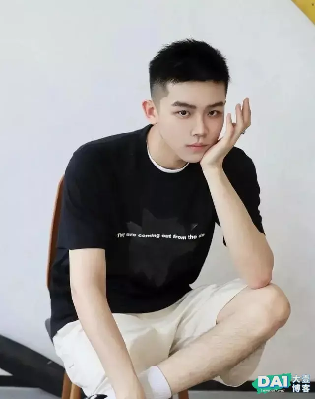 元气满满的清爽小奶狗,少年安静而美好,总给人一种干净的少年感 元气满满的清爽小奶狗,少年安静而美好,总给人一种干净的少年感