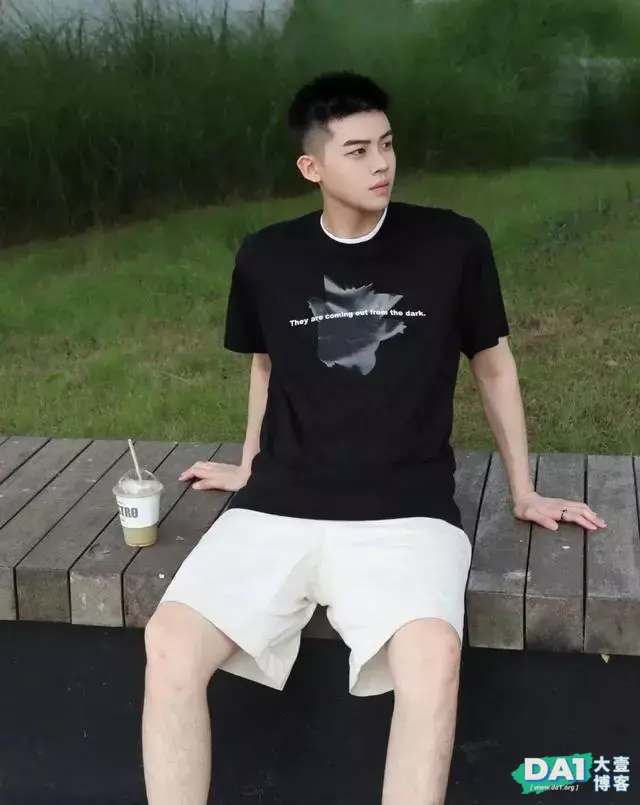 元气满满的清爽小奶狗,少年安静而美好,总给人一种干净的少年感 元气满满的清爽小奶狗,少年安静而美好,总给人一种干净的少年感