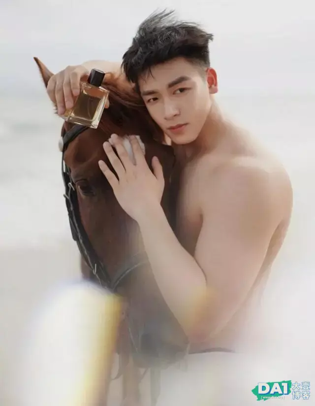 唯美画面与男体总是让人怀念,海边健壮型男拍出轻柔与洒脱气质! 唯美画面与男体总是让人怀念,海边健壮型男拍出轻柔与洒脱气质!