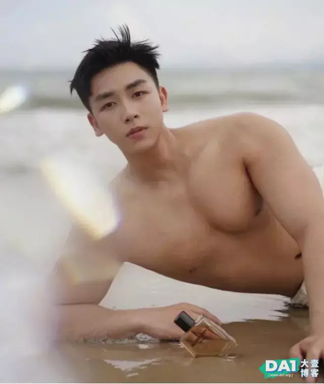 唯美画面与男体总是让人怀念,海边健壮型男拍出轻柔与洒脱气质! 唯美画面与男体总是让人怀念,海边健壮型男拍出轻柔与洒脱气质!