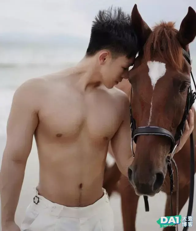 唯美画面与男体总是让人怀念,海边健壮型男拍出轻柔与洒脱气质! 唯美画面与男体总是让人怀念,海边健壮型男拍出轻柔与洒脱气质!