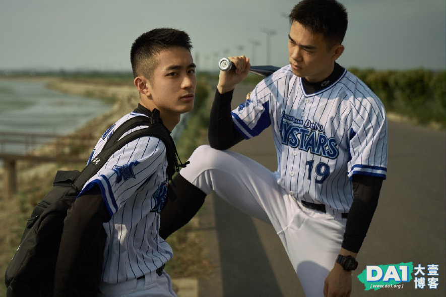穿棒球服的寸发小哥哥，精致的身材穿上修身棒球服，好看还显时尚-大壹博客