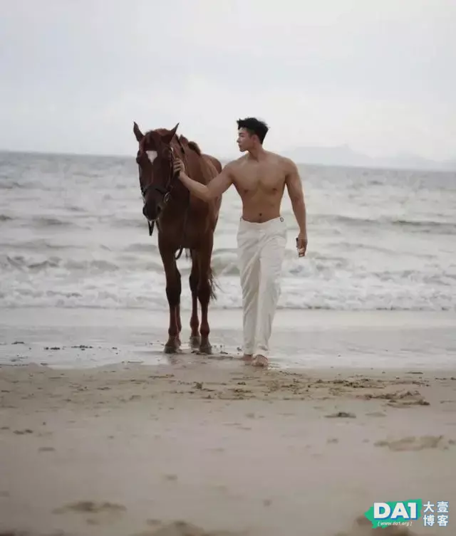 唯美画面与男体总是让人怀念,海边健壮型男拍出轻柔与洒脱气质! 唯美画面与男体总是让人怀念,海边健壮型男拍出轻柔与洒脱气质!