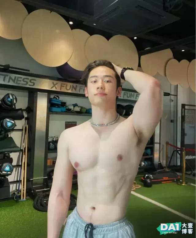 自拍健身房内肌肉小奶狗,纤细的腰身,健壮的胸肌,满屏的荷尔蒙 自拍健身房内肌肉小奶狗,纤细的腰身,健壮的胸肌,满屏的荷尔蒙